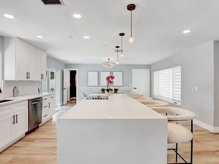 722 SW 28th Ave — Photo 3