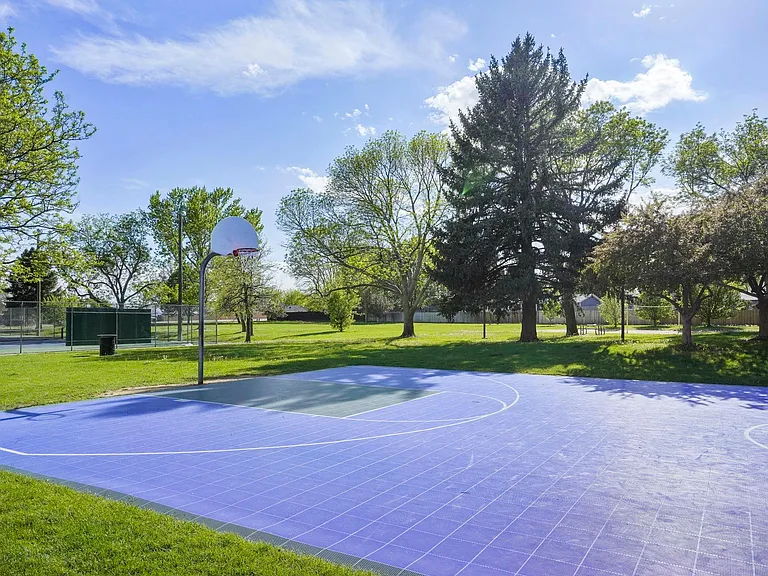 Near by walkable, beautiful Evans Park!