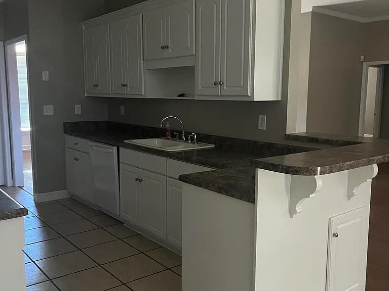 110 Stratford Ln — Photo 6