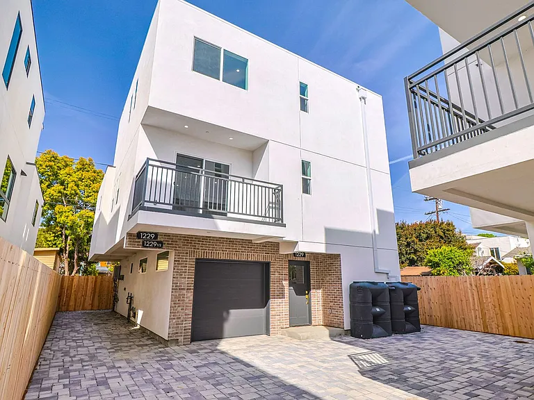 1227 N June St — Photo 32