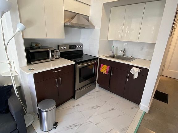 3rd image of 320 E 42nd St APT 1113