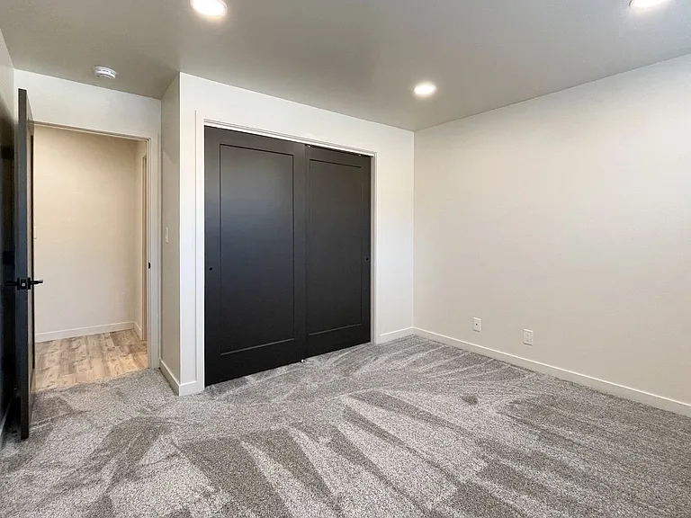 358 S Coeur D Alene St — Photo 34