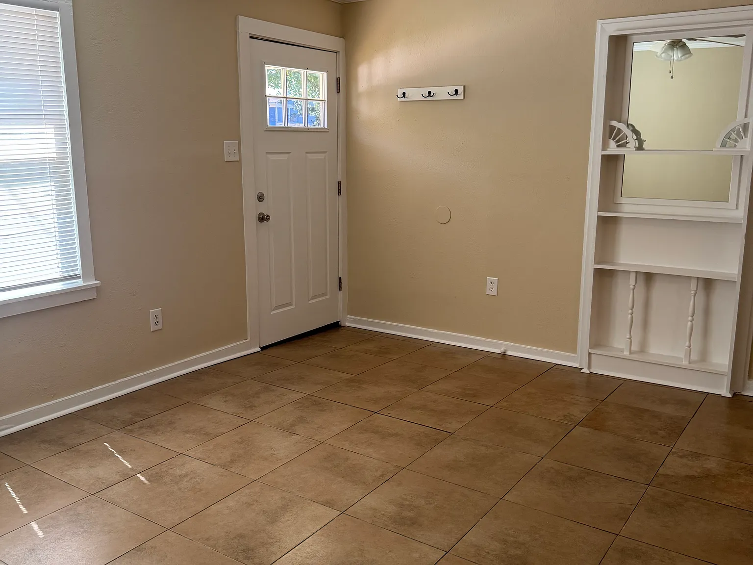 3 bed, 1050 sqft, $1,200 — Photo 2