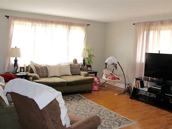 3rd image of 1137 W Margaret St
