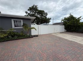 414 SW 2nd Ter, Dania, FL