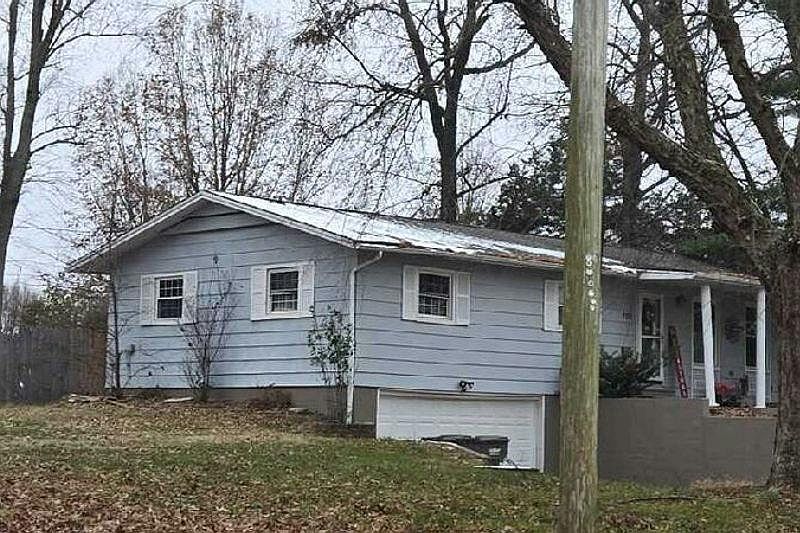 2nd image of 200 Perry St