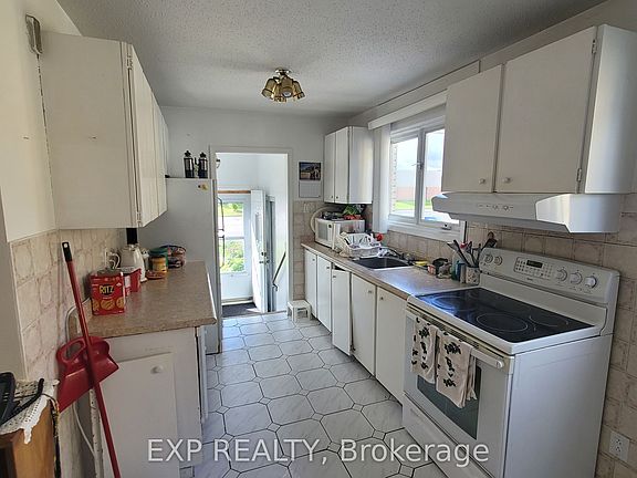 3rd image of 1747 Heron Rd