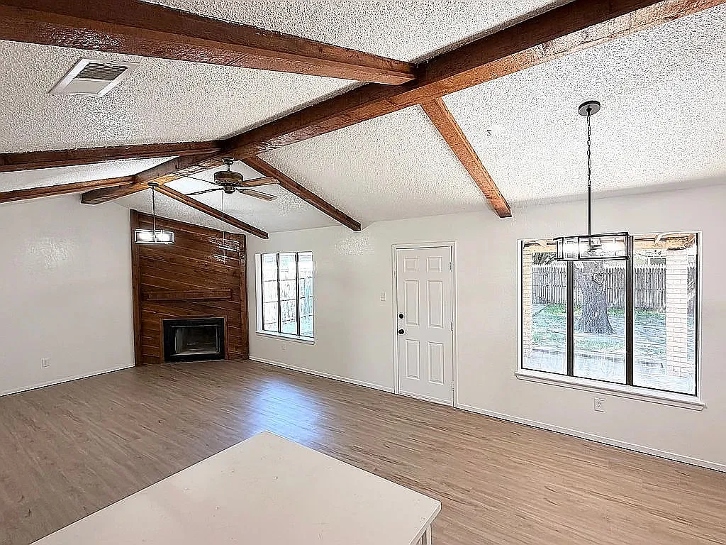 3 bed, 1402 sqft, $1,700 — Photo 2