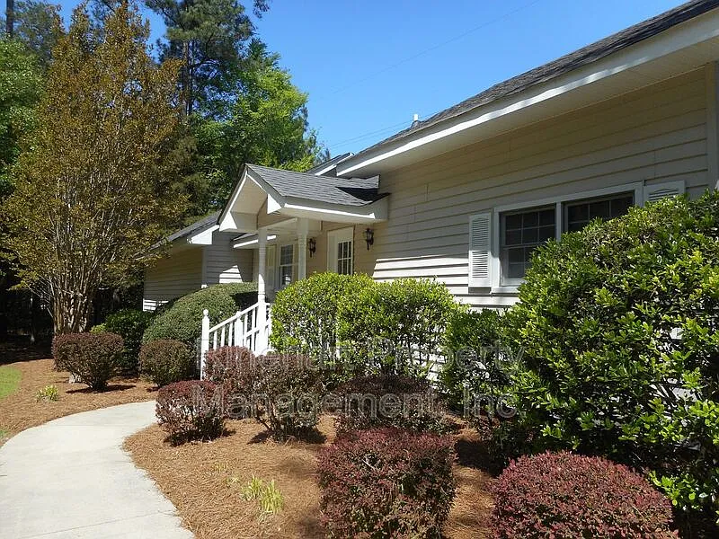 3 bed, 2.0 bath, 1850 sqft, $3,000 — Photo 2