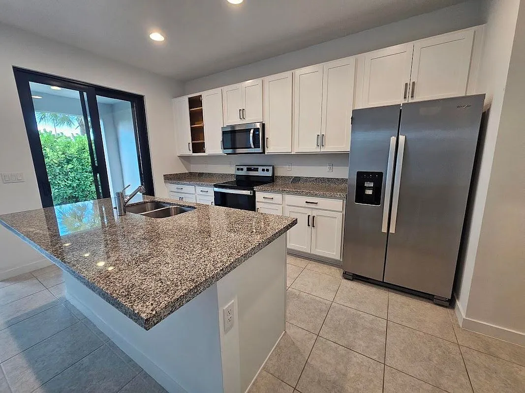3 bed, 3.0 bath, 2727 sqft, $3,250 — Photo 2