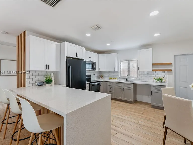 6161 NE 7th Ave — Photo 8
