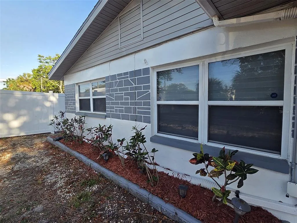 2 bed, 1.0 bath, 672 sqft, $1,600 — Photo 3