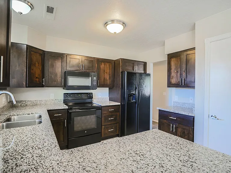 2821 Juniper Cir — Photo 6