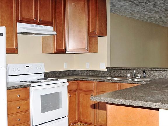 3rd image of 709 Navarro Dr #B