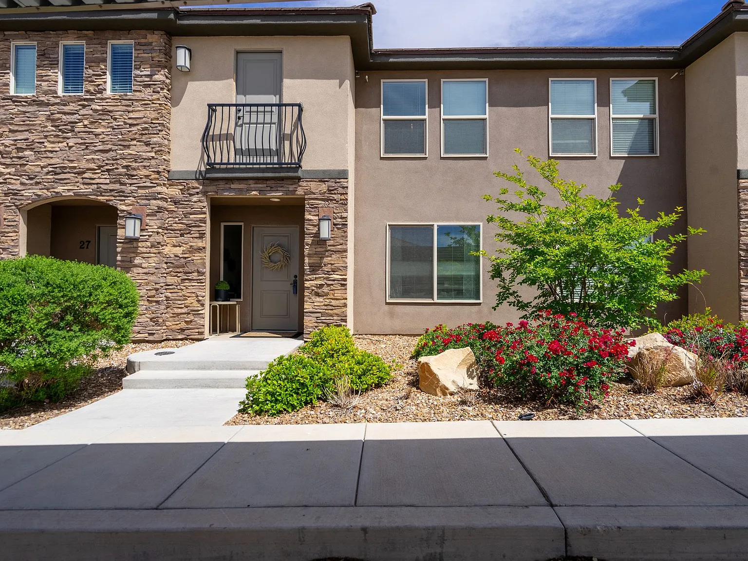3 bed, 2.5 bath, 1483 sqft, $1,900 — Photo 2