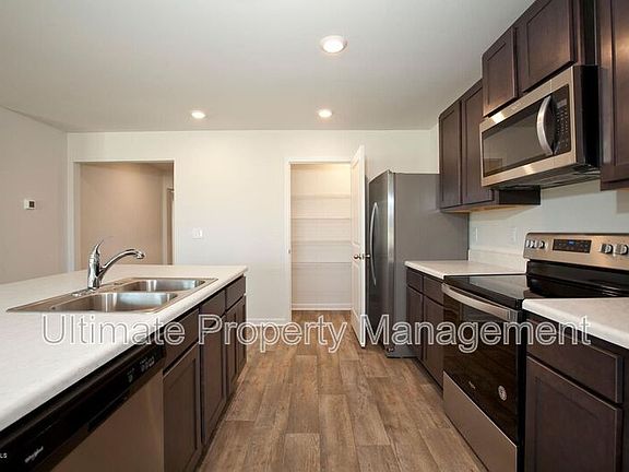 3rd image of 585 Draymore Dr NE
