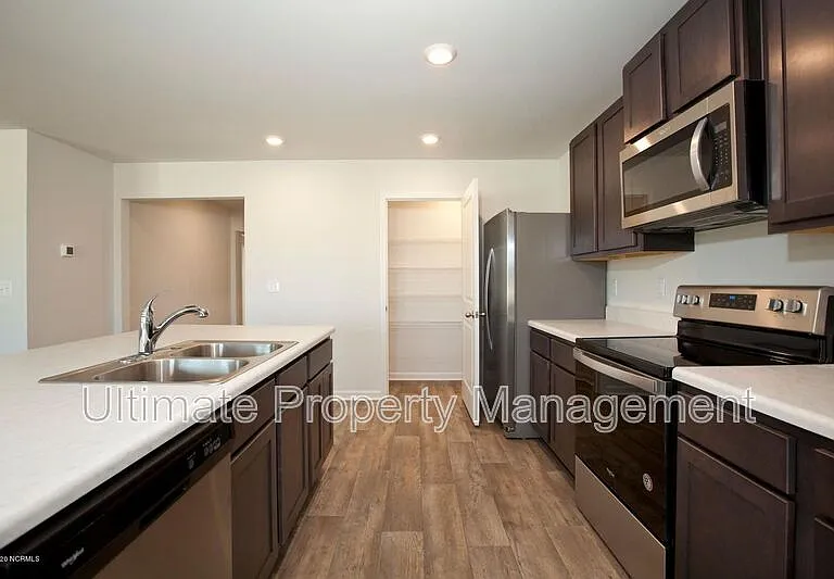 585 Draymore Dr NE — Photo 3