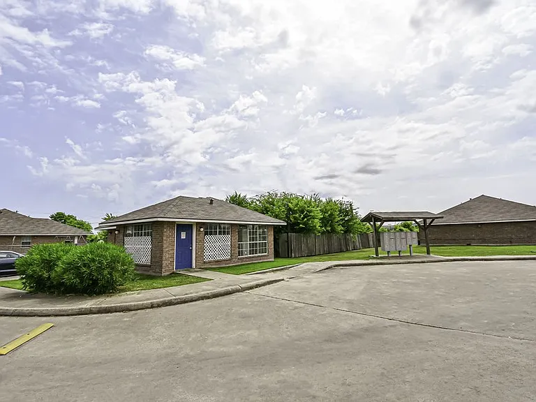 100 Justin Way — Photo 2