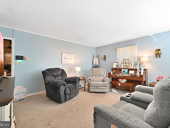 4th image of 32040 Dogwood Ln