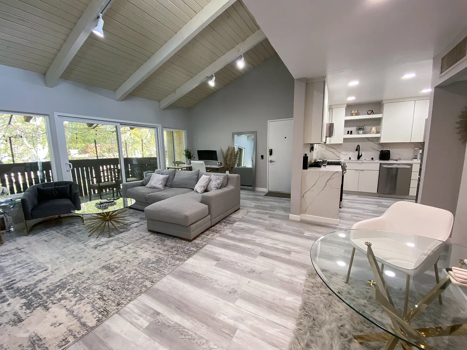 2 bed, 875 sqft, $3,295 — Photo 4