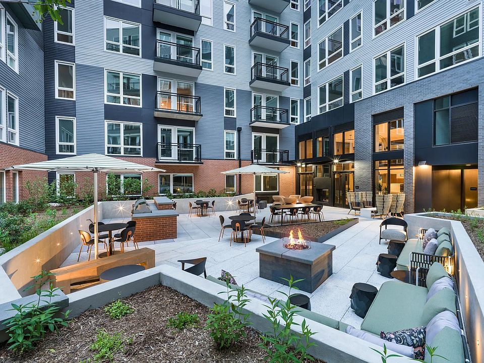 Make the most of every moment in our social courtyard_complete with fire pits, grilling stations, and cozy lounge seating for gathering day or night.