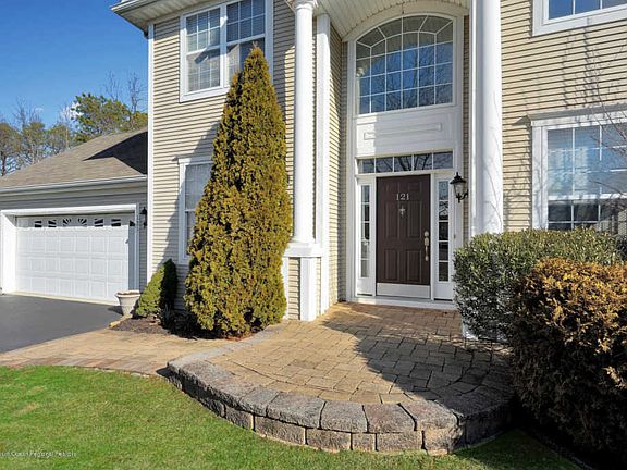 2nd image of 121 Thicket Ct