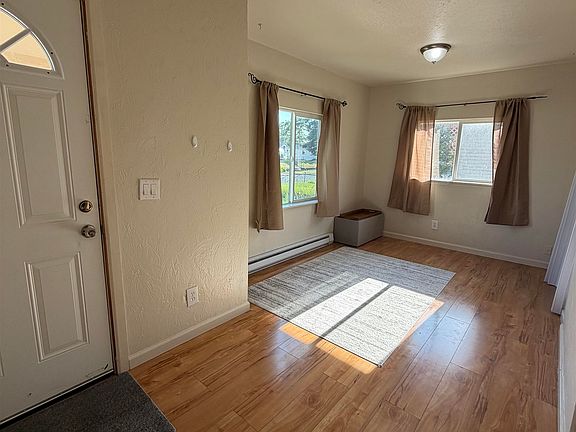 3rd image of 915 E Everett Ave