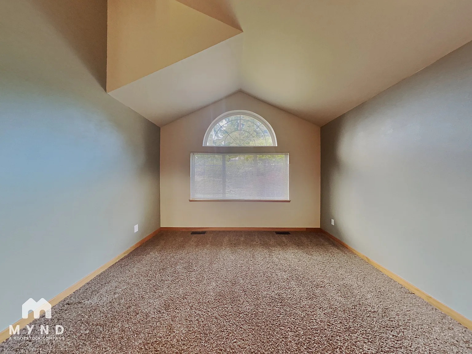 5 bed, 3.5 bath, 2750 sqft, $4,035 — Photo 2