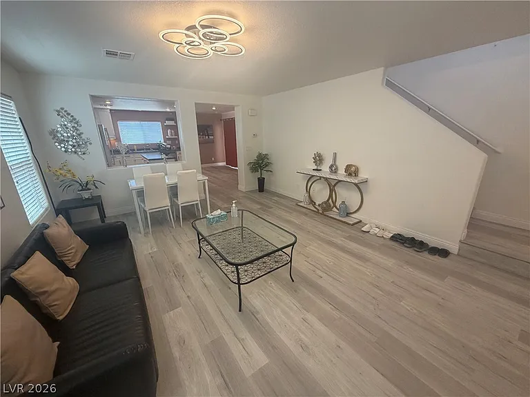 569 Port Talbot Ave — Photo 3