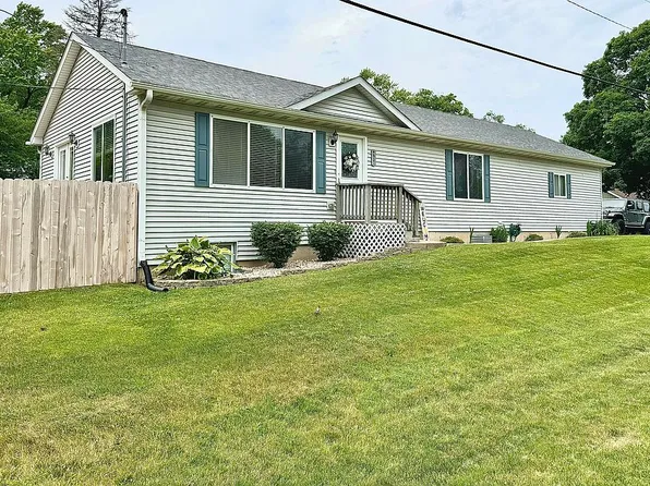 4901 Maplehill Dr, McCullom Lake, IL 60050