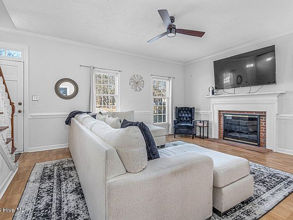 5th image of 109 S Applewood Court