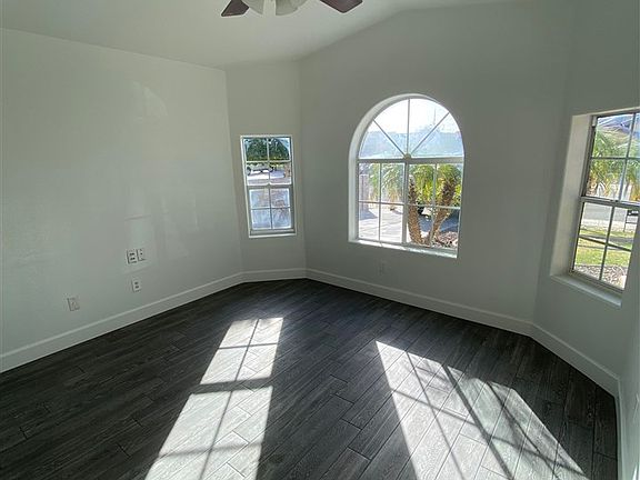 5th image of 607 N Gonzalez Dr