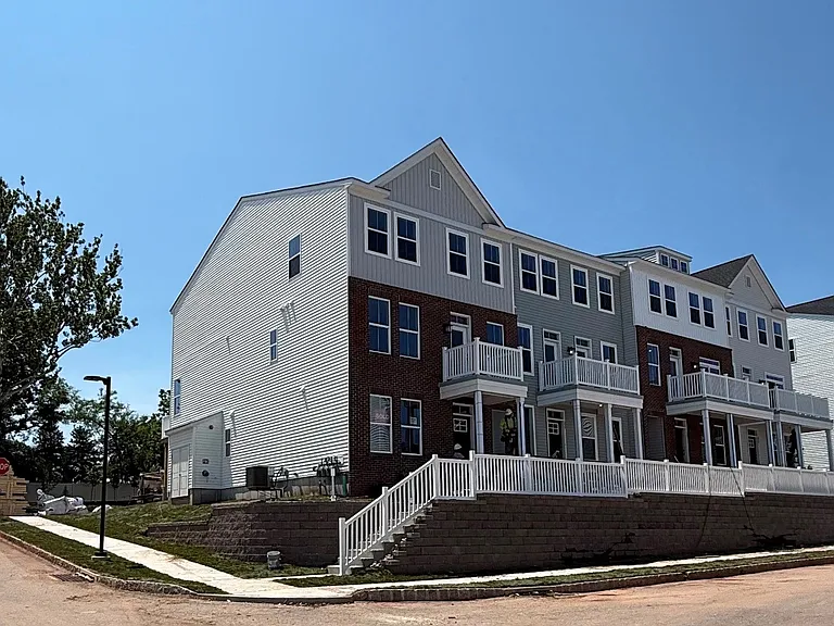 243 Bronze St — Photo 1