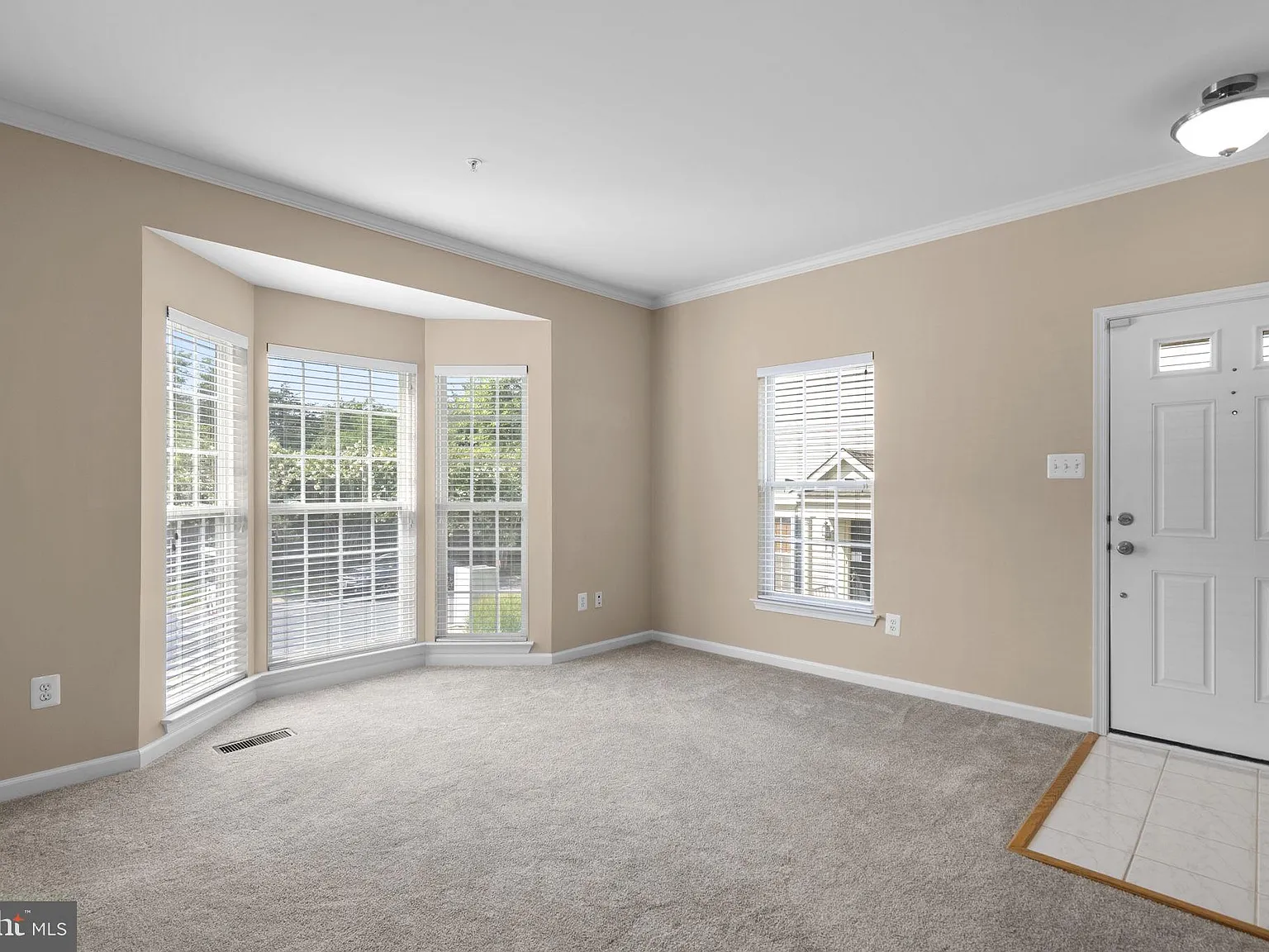 3 bed, 2.5 bath, 2519 sqft, $3,300 — Photo 4