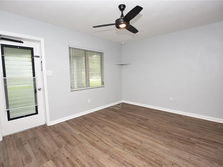 2445 Lakeview St — Photo 6