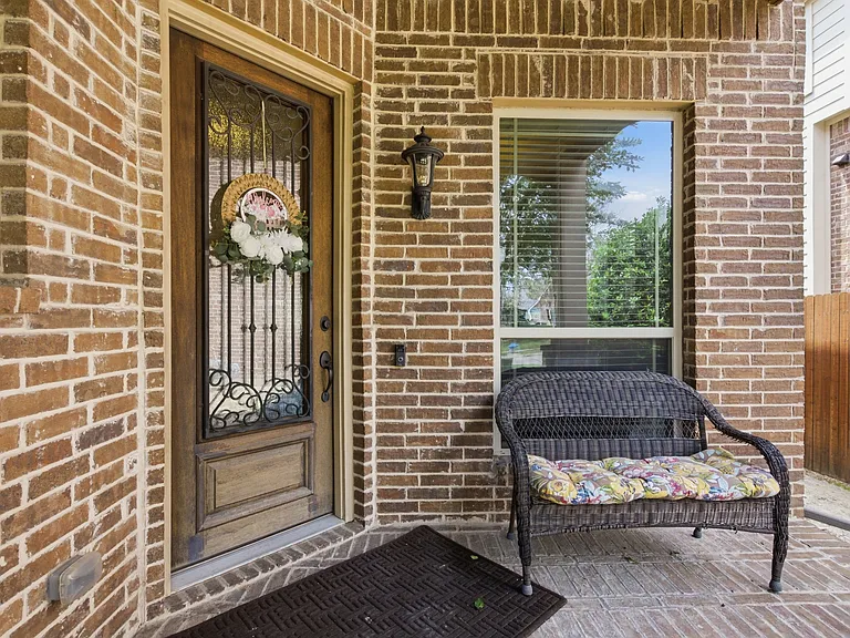 2304 Lynbridge Cir — Photo 2