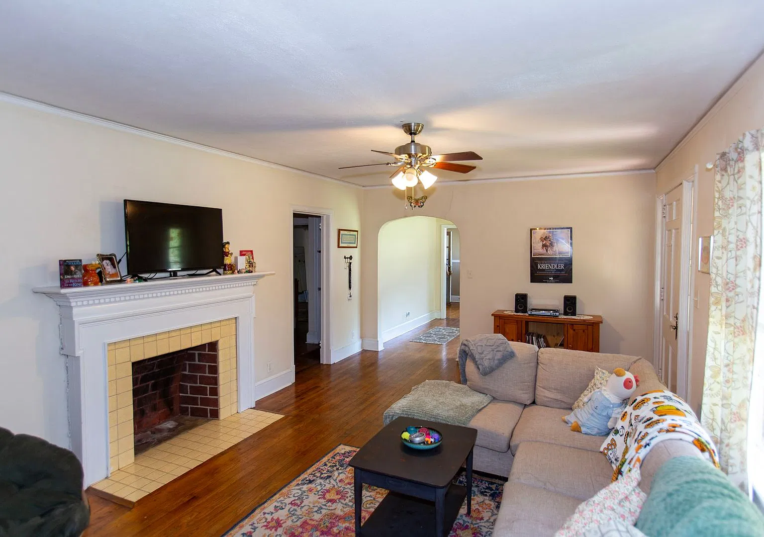 Split- Level Unit in Normaltown! — Photo 2