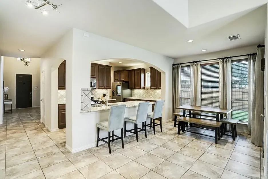 4 bed, 3004 sqft, $2,950 — Photo 4