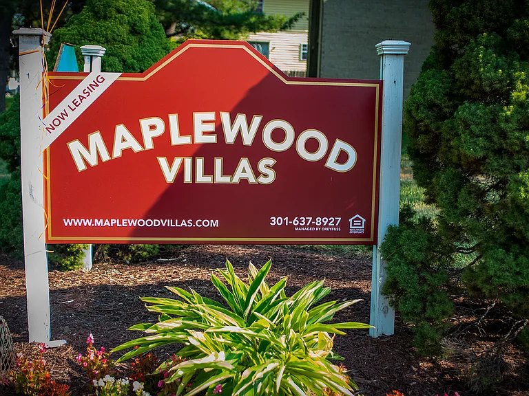 Maplewood Villas Apartments Signage 01
