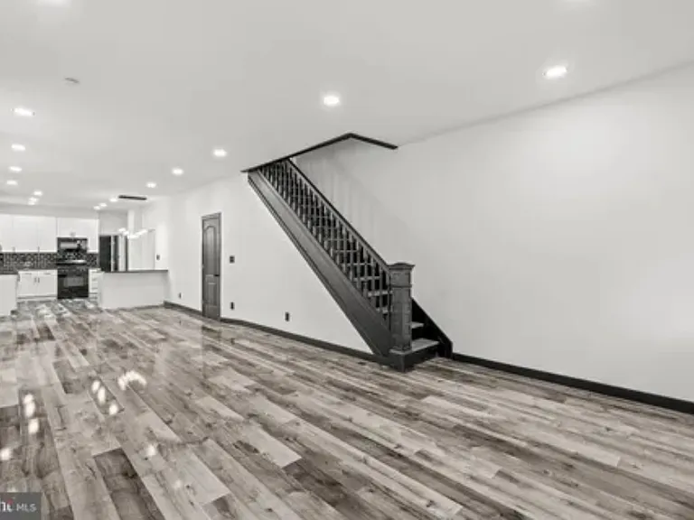 910 Barclay St — Photo 3