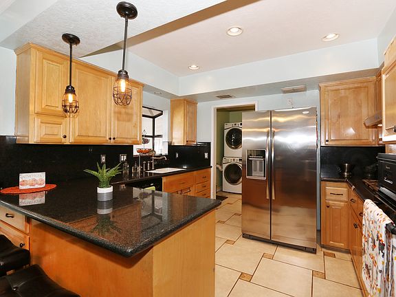 5th image of 555 E Benbow St