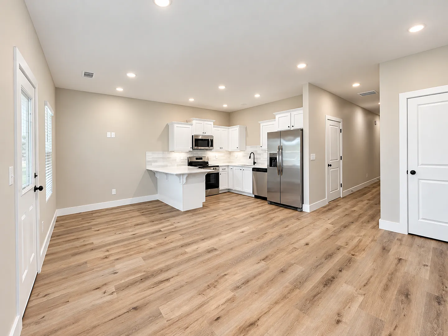 3 Bed 2.5 Bath with garage Townhome!! — Photo 4