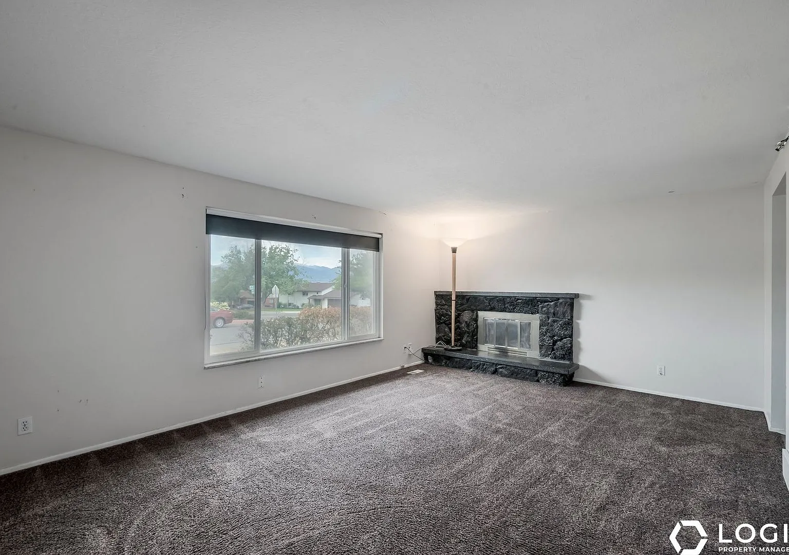 Spacious 4 Bed Sandy Home Updated Kitchen — Photo 3