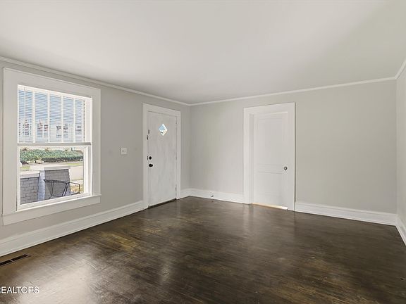 5th image of 727 E Scott Ave