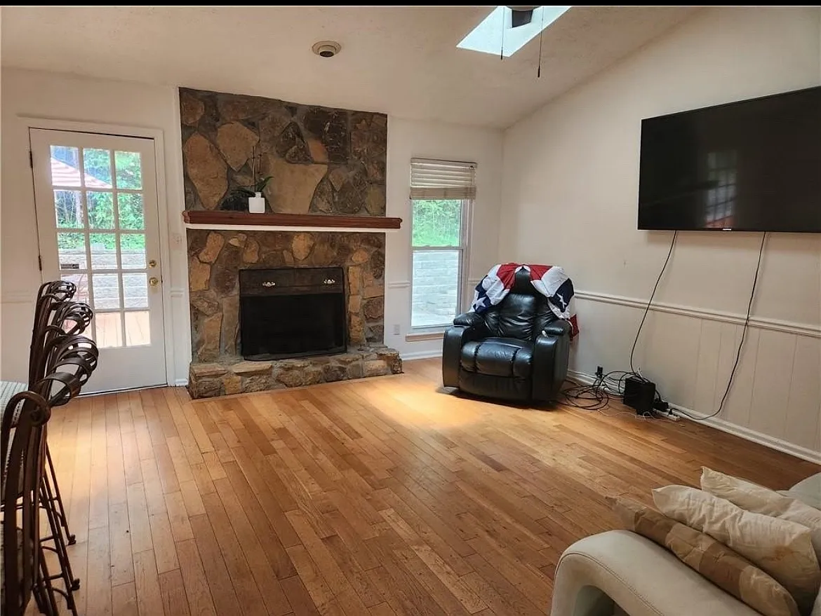 3 bed, 1408 sqft, $2,700 — Photo 3