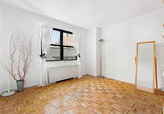 3rd image of 201 E 28th St #9B