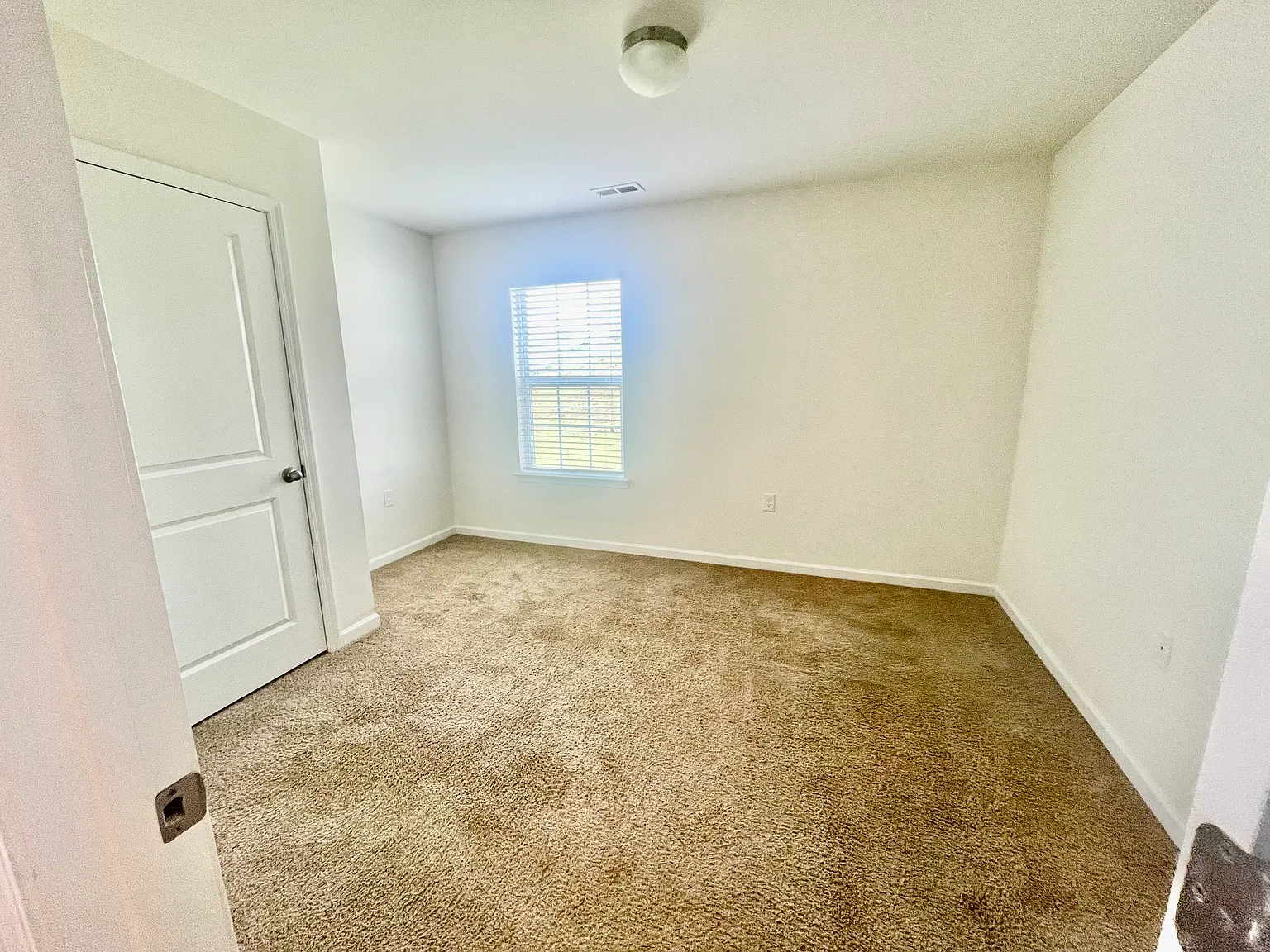 5 bed, 2361 sqft, $2,300 — Photo 4