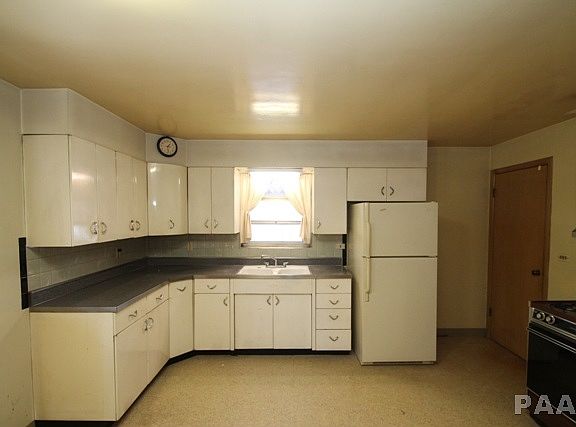 4th image of 3300 N Parish Ave