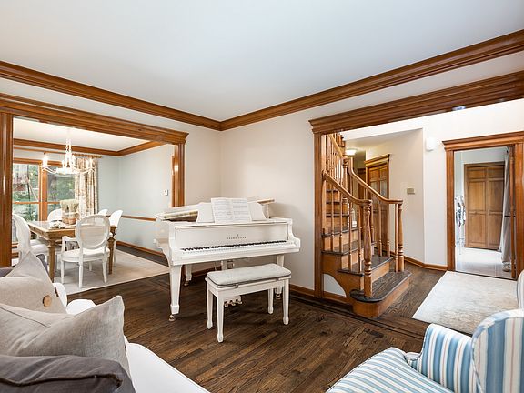 4th image of 998 Acorn Hill Ln