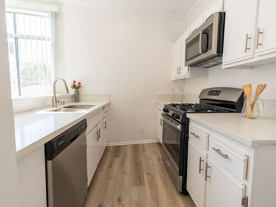 1st image of 14900 Moorpark St APT 112